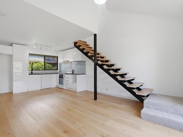 COMFORT, SPACE & CONVENIENCE FULLY RENOVATED HOME in MERMAID BEACH