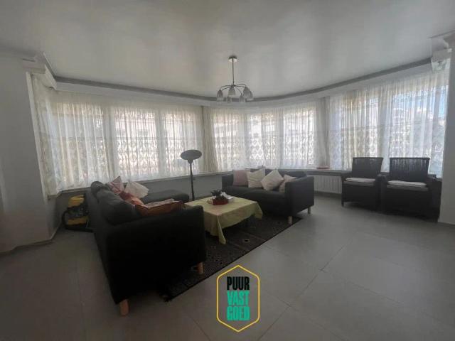 Comfortabel 1 slaapkamer appartement op hoek van pleintje