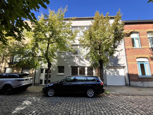 Comfortabel 2 slpk appartement met terras en garage