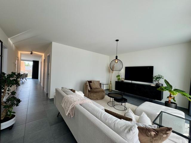 Comfortabel, modern en ruim appartement met 2 slaapkamers, kelderberging en parkeerplaats