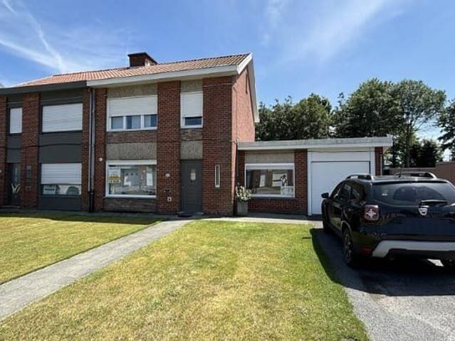 Comfortabele koppelwoning met 3 slaapkamers, GARAGE en TU.