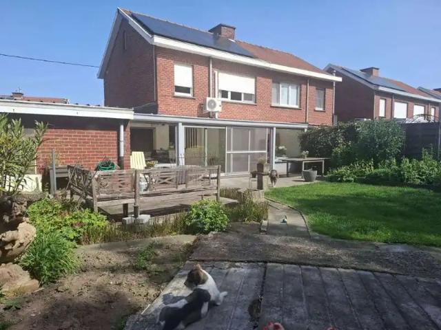 Comfortabele koppelwoning met 3 slaapkamers, GARAGE en TUIN te huur in Lichtervelde