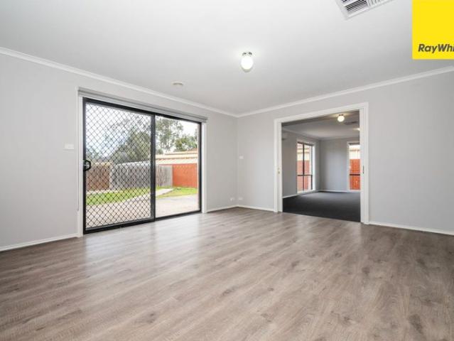 Comfortable 4 Bedroom Family Home in Melton