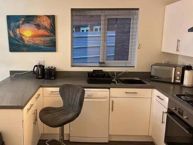 Comfortable 4 Bedroom Home Sleeps 7 Wolverhampton