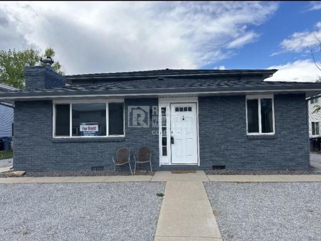 Comfortable 2 Bedroom Condo with Detached Garage & In Unit Laundry in Longmont!