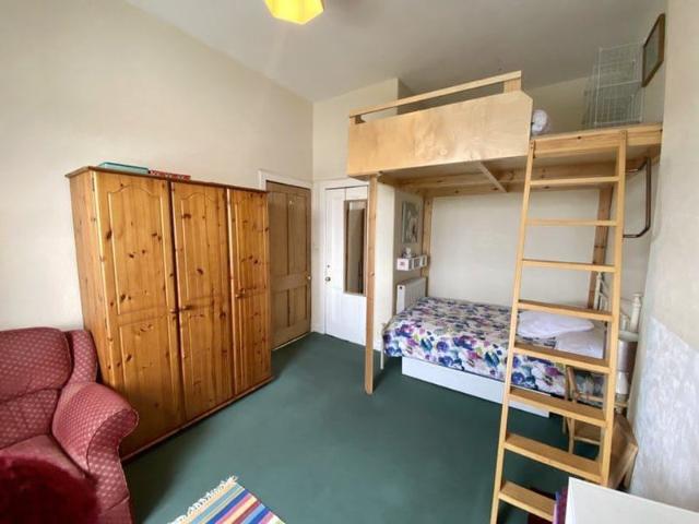 Comfortable 2 Bedroom Flat in Hillside