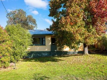 Comfortable Two Bedroom Home Close to Town
