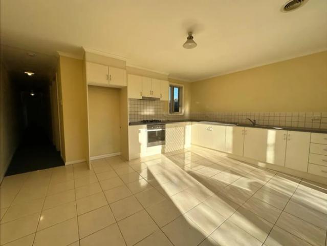 COMFORTABLE 2 BEDROOM HOME IN A CONVENIENT DEER PARK LOCATION