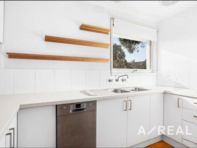 Comfortable 2 Bedroom Home in a Sought After Box Hill North Location