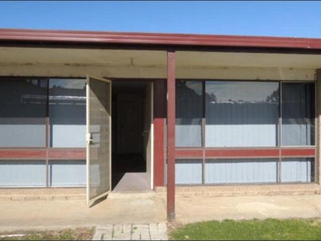 Comfortable 2 Bedroom Unit Close to Town