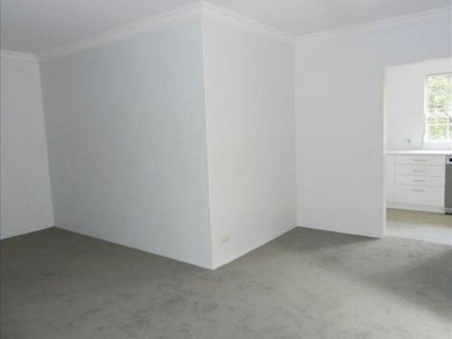 Comfortable 2 Bedroom Unit Close to Transport & Shopping