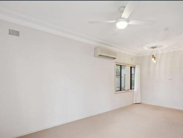 Comfortable 3 Bedroom, 1 Bathroom Family Home in West Kempsey