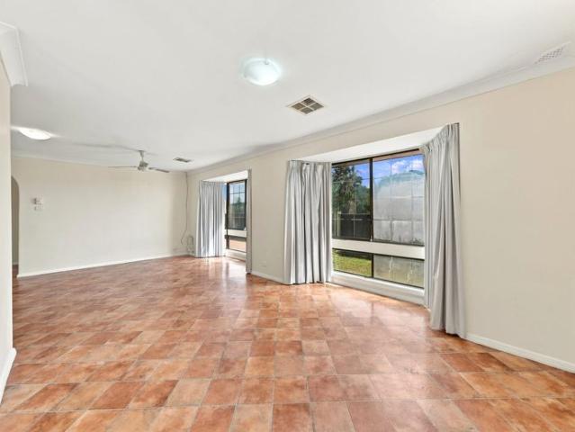Comfortable 3 Bedroom, 2 Bathroom Home!