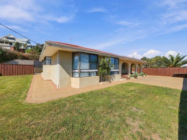 Comfortable 3 Bedroom, 2 Bathroom Home!