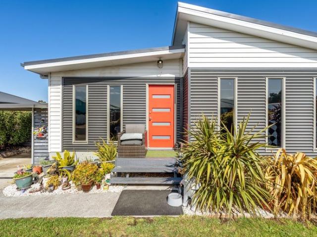 Comfortable 3 Bedroom Family Home with Outdoor Entertaining