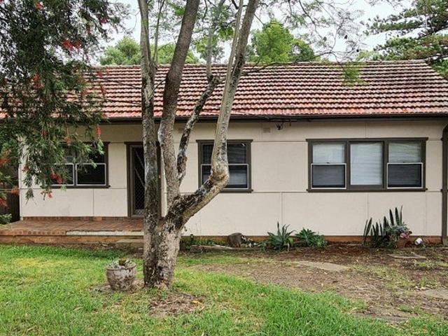 Comfortable 3 Bedroom Family Home with Spacious Backyard Front and Back maintained by landlord