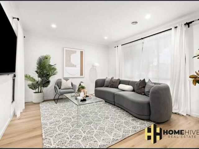Comfortable 3 Bedroom Home with Double Garage in Craigieburn