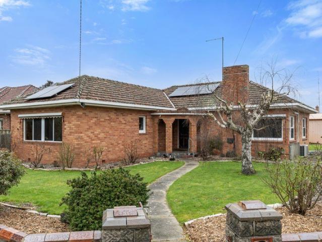 Comfortable 3 Bedroom Home Close to Lake!