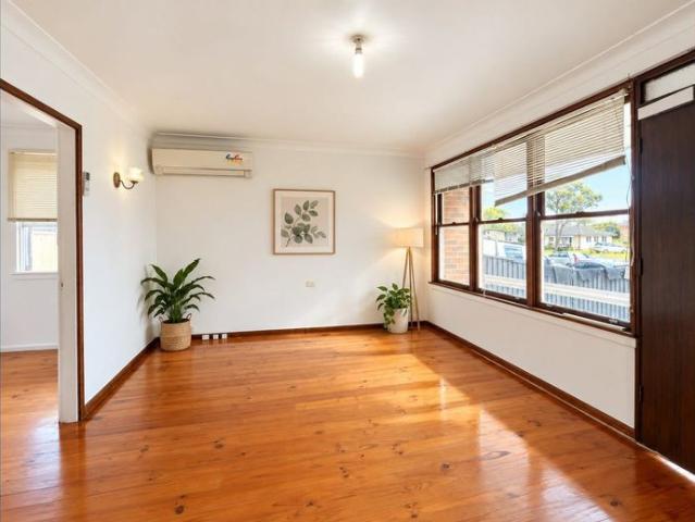 Comfortable 3 Bedroom Home in a Convenient Busby Location