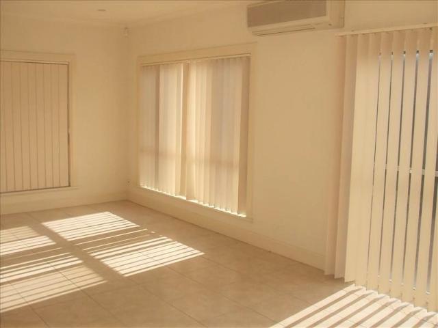 Comfortable 3 Bedroom Home in Convenient Mawson Lakes Location!