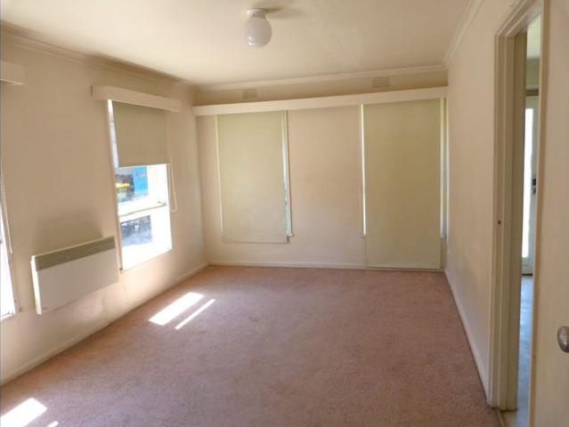 Comfortable 3 Bedroom Home in Convenient Dandenong North Location