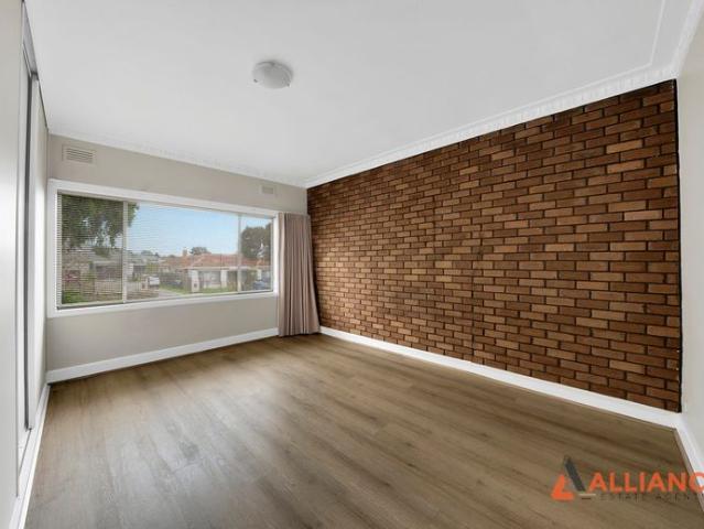 Comfortable 3 Bedroom Living in the Heart of Oak Park