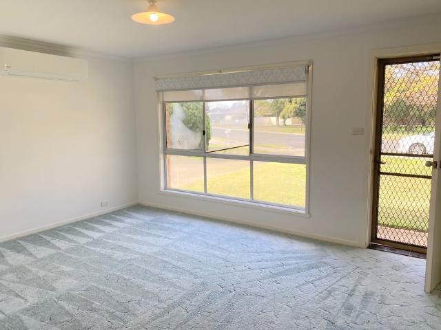 Comfortable 3 Bedroom Townhouse in a Quiet Coleambally Location