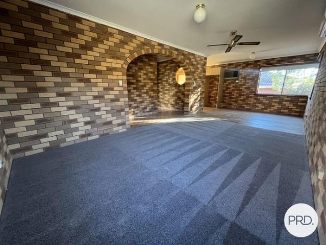 COMFORTABLE 3 BEDROOM TOWNHOUSE IN EAST ALBURY!