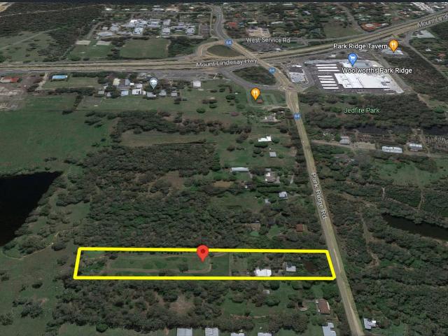 Comfortable 3 bedrooms house in Park Ridge Massive land size with a large shed