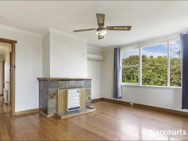Comfortable Three Bedroom Home in Convenient Mayfield Location