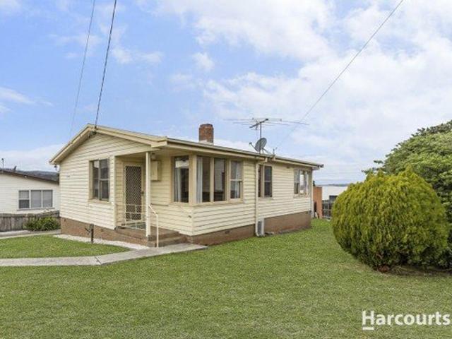 Comfortable Three Bedroom Home in Convenient Mayfield Location
