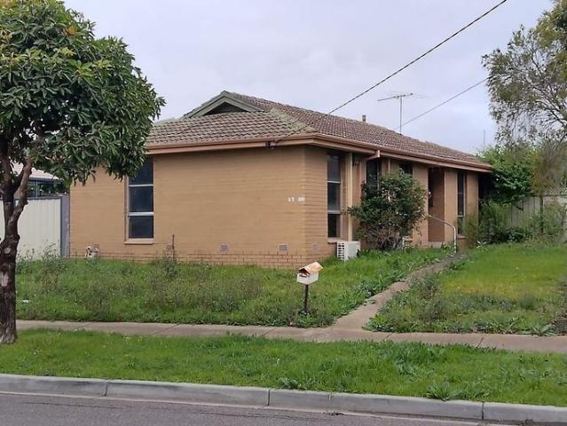 Comfortable Three Bedroom Home in Convenient Sunshine West Location