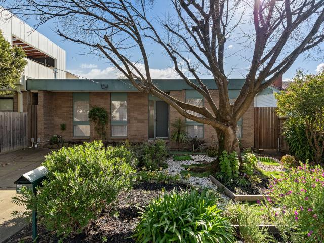 Comfortable Three Bedroom Home in a Convenient Kew East Location