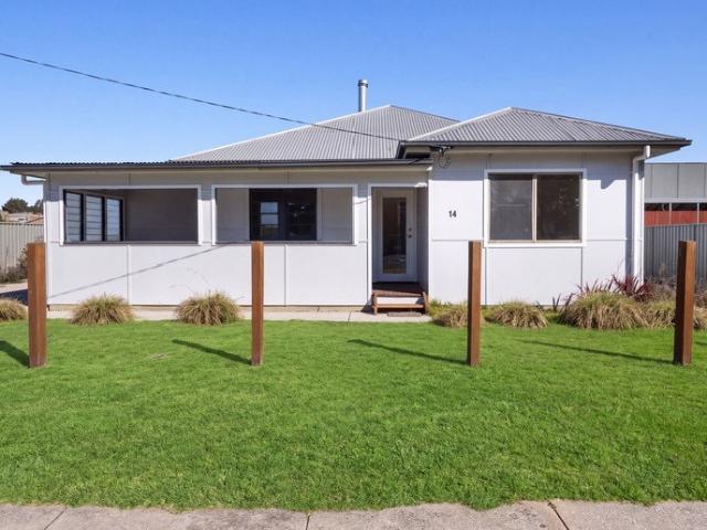 Comfortable Three Bedroom Home close to CBD