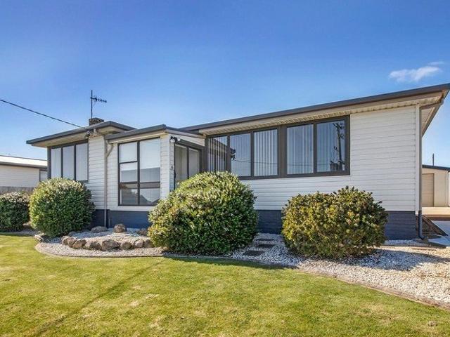 Comfortable Three Bedroom Home with Large Workshop