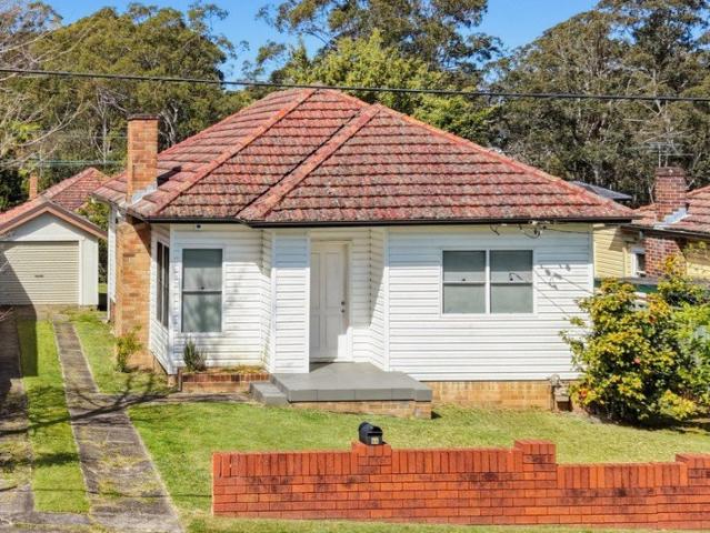 Comfortable Three Bedroom Residence in a Convenient Location!