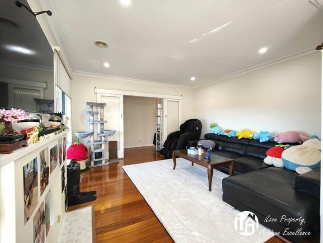 COMFORTABLE THREE BEDROOM UNIT!
