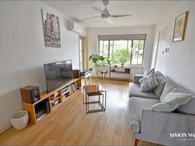 Comfortable Top Floor Living in Adamstown