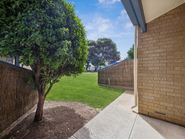 COMFORTABLE TOWNHOUSE LIVING IN CONVENIENT WEST LAKES