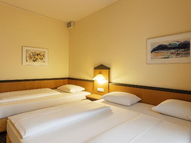 Comfortable triple room with kitchenette – ideal for your long term stay, Frankfurt Amsterdam Apartments for Rent