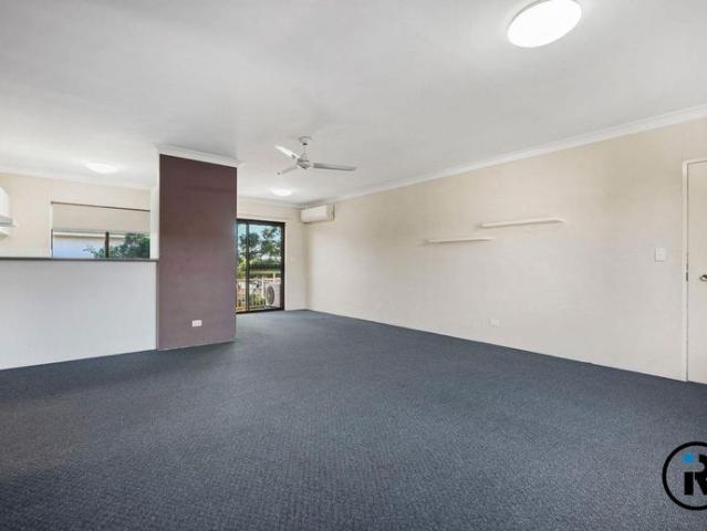 Comfortable Two Bedroom Unit in Convenient Coorparoo Location