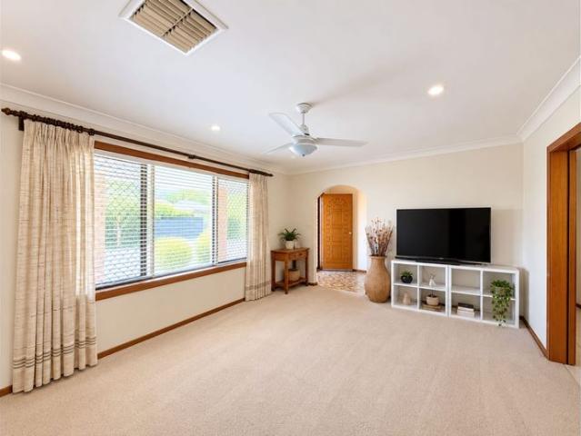 Comfortable Two Bedroom Unit in Convenient Location