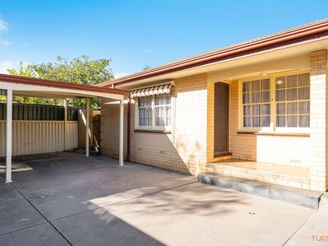 Comfortable Two Bedroom Unit with private courtyard