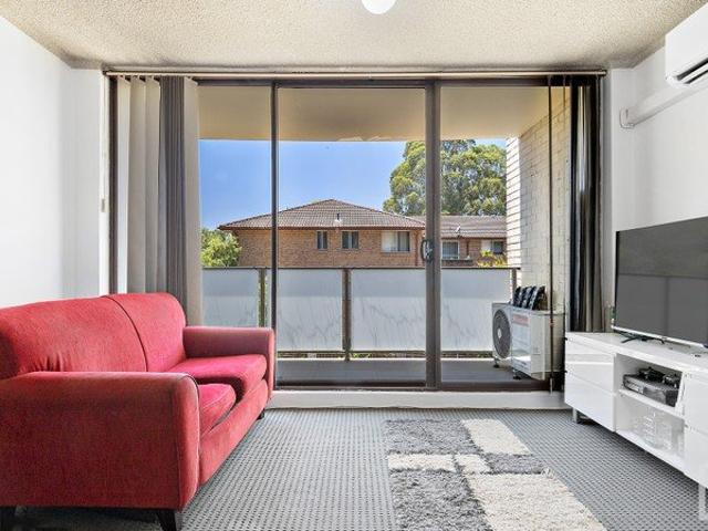 Comfortable Two Bedroom Apartment in Convenient Kingswood Location