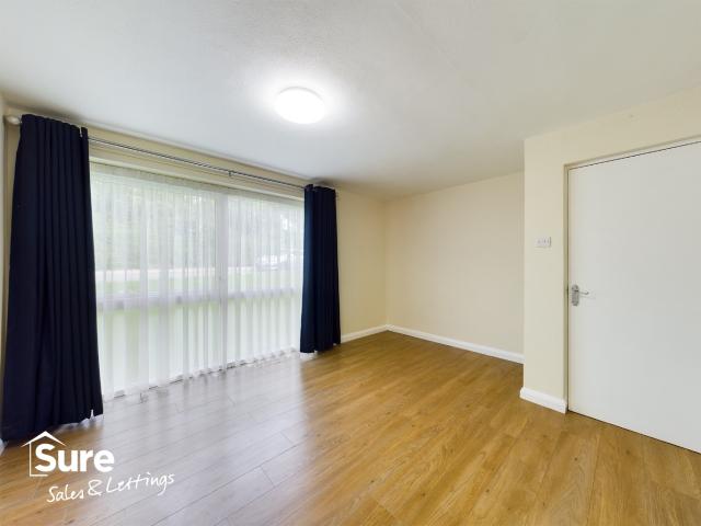 Comfortable Two Bedroom Ground Floor Apartment in Chenies Court