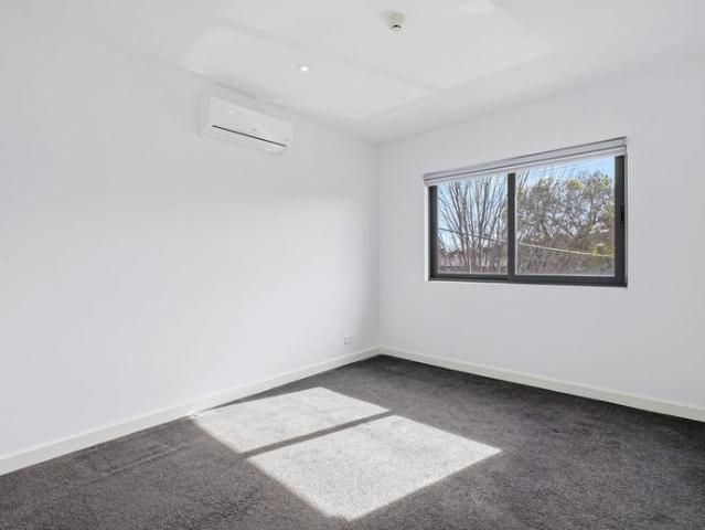 Comfortable Two Bedroom Residence Above Shops in Convenient Oakleigh East Location