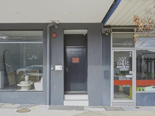 Comfortable Two Bedroom Residence Above Shops in Convenient Oakleigh East Location