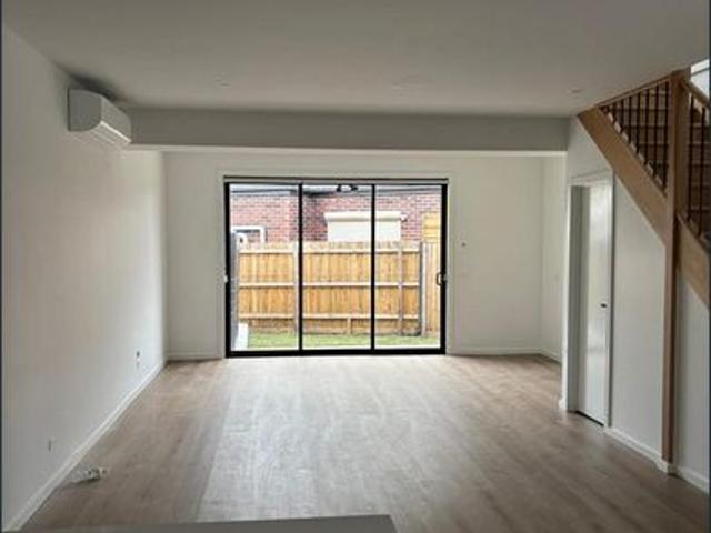 Comfortable Two Bedrooms Townhouse in Convenient Fawkner Location
