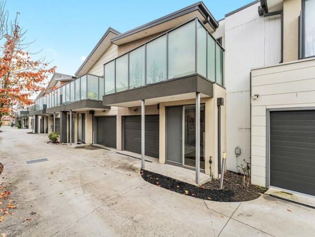 Comfortable Two Level Living in a Convenient Dandenong Location