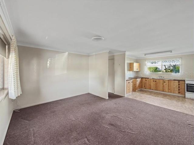 Comfortable Unit in Handy Centenary Heights Location